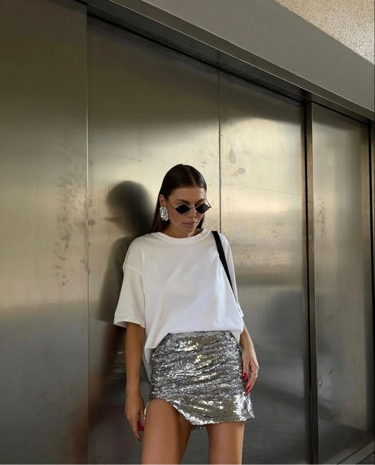 t-shirt-basica-branca-feminina-look-noite-casual-04.jpeg