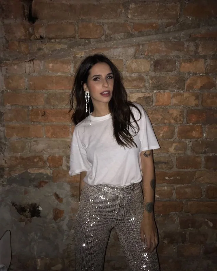 t-shirt-basica-branca-feminina-look-noite-casual-05.jpeg