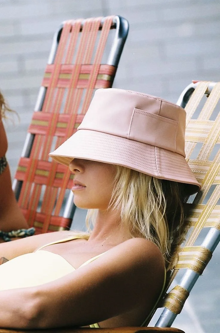 chapeus-femininos-acessorio-essencial-para-dias-praia-04.jpeg