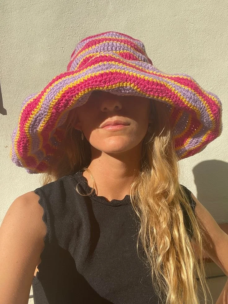 chapeus-femininos-acessorio-essencial-para-dias-praia-12.jpeg