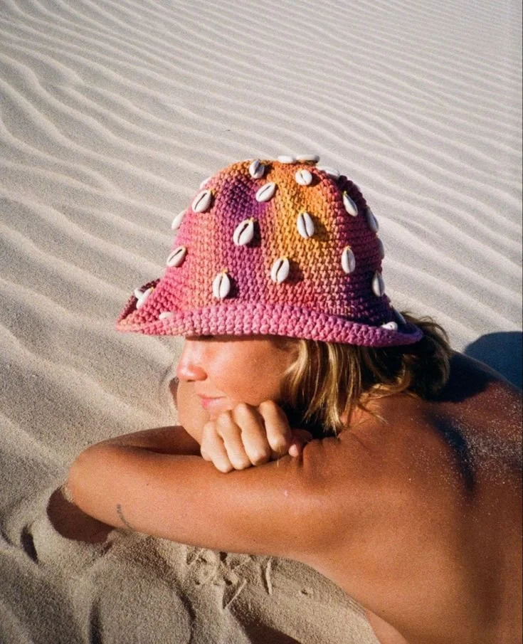 chapeus-femininos-acessorio-essencial-para-dias-praia-16.jpeg