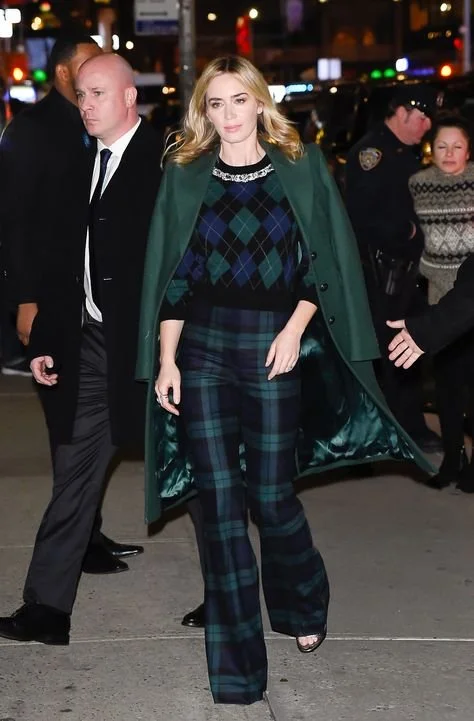 outono-look-verde-com-padroes-misturando-cor-estampas-02.jpg