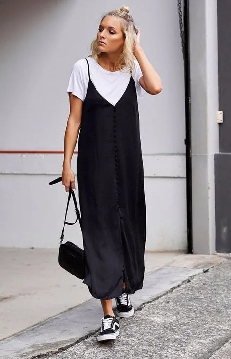 Vestido leve com t-shirt branca por baixo — sobreposição casual e prática..jpg