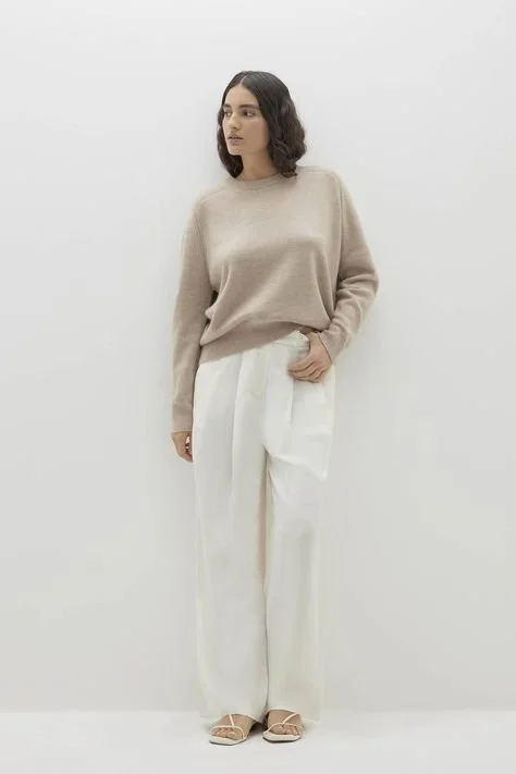 Camisola leve com calças brancas — ideal para dias frescos de primavera..jpg