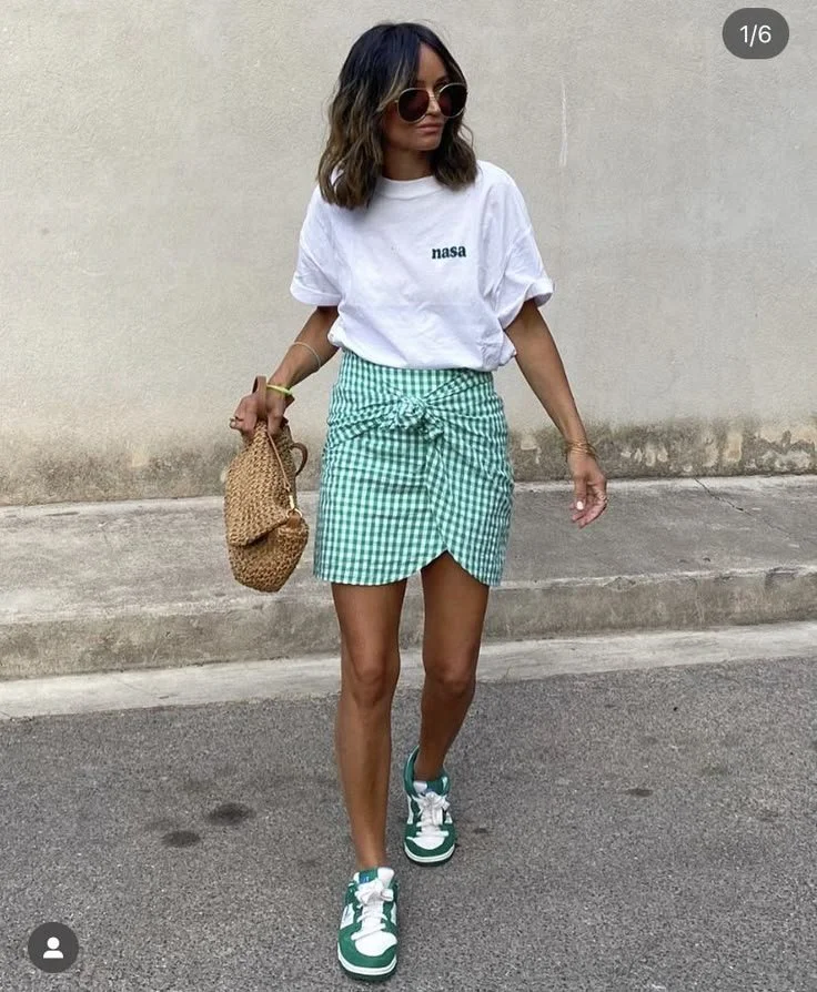 7-inspiracoes-looks-mini-fun-saia-mini-t-shirt-descontraida-05.jpeg