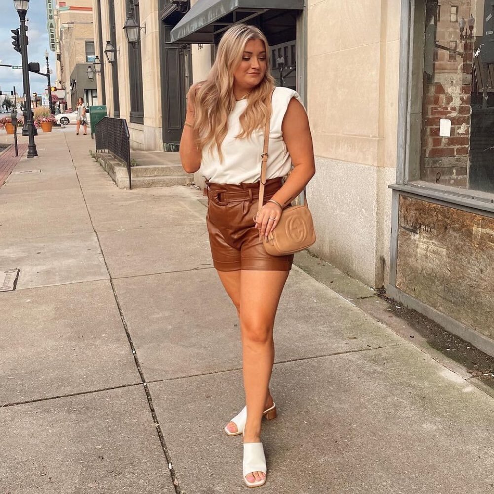Another Gorgeous True Soul babe rocking that brown &amp; white! 🤎🤍

Great transitional colors into fall!

I&rsquo;m living for these tones! ✨

➡️Swing by the shop today &amp; tomorrow and get that 30% off!! 🙌🏼
.
.
.
.
.
.
.
.
.
.
.
.
.
.
#style #