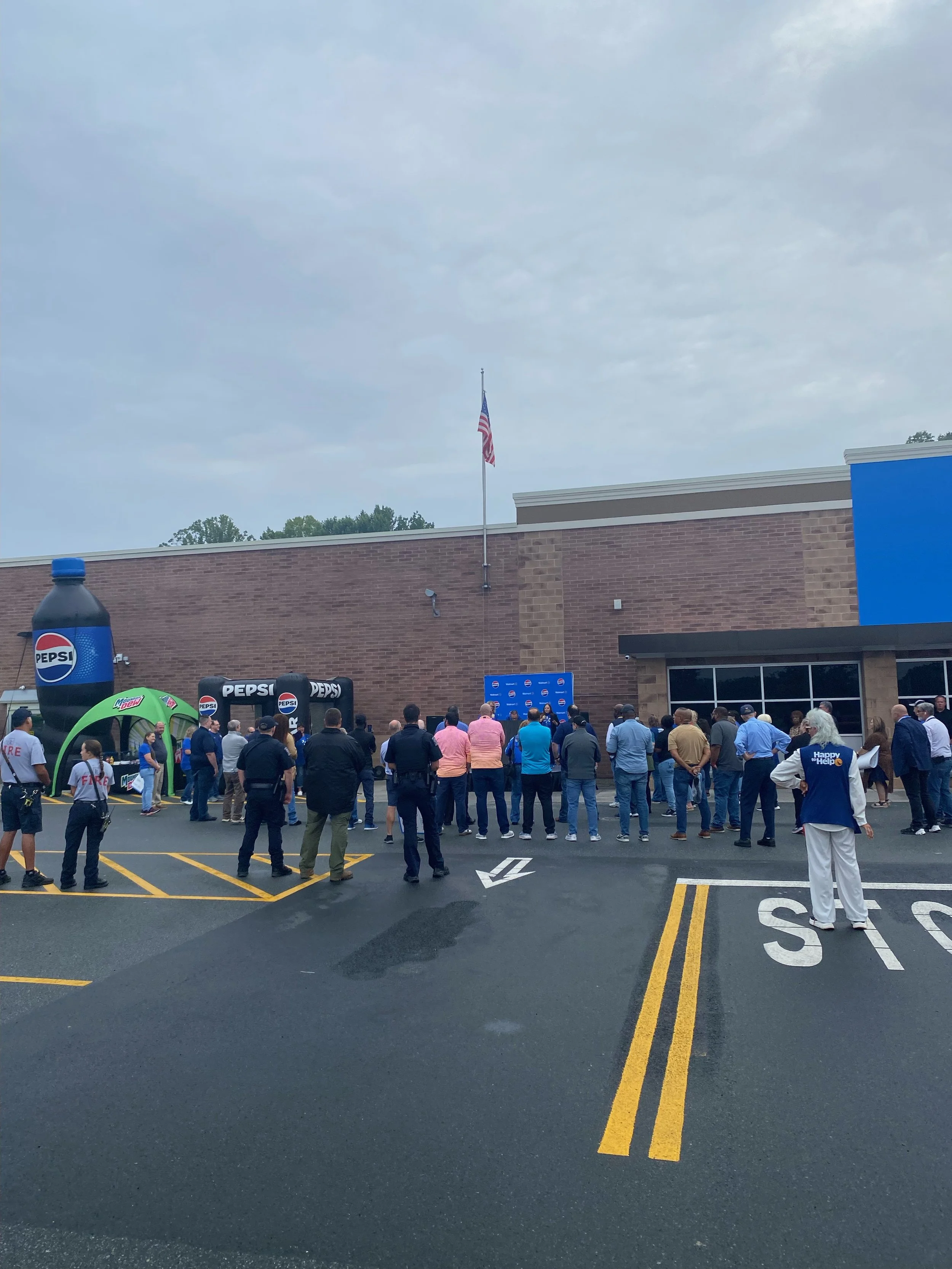 Newly Remodeled  Lexington Walmart Neighborhood Market Re-Opens with Customer-Centric Features and a New Community Focused Mural