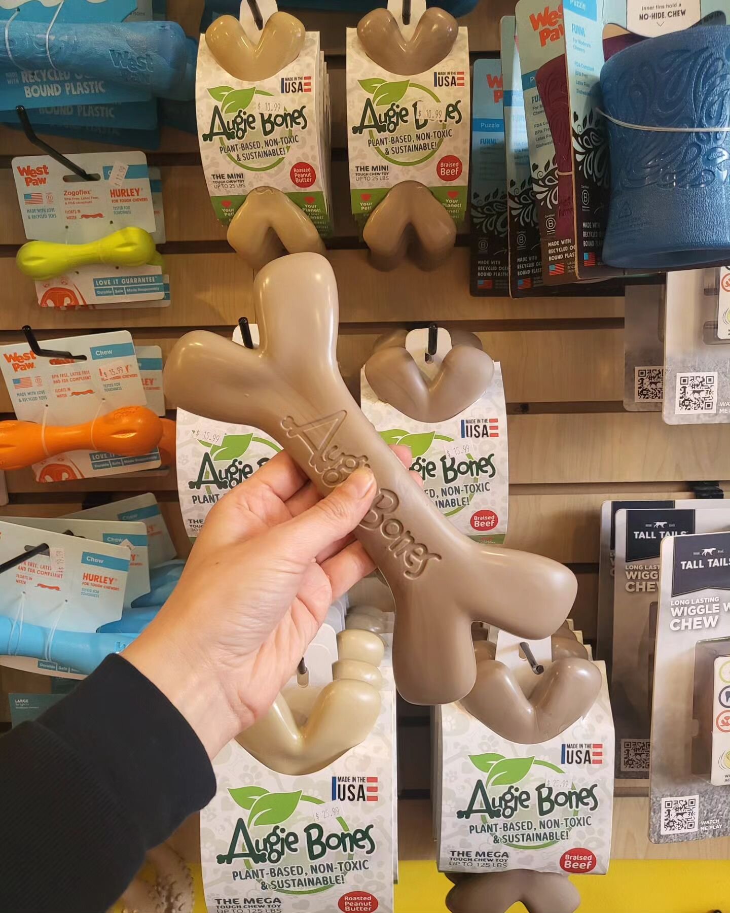 a few weeks ago, we went to @globalpetexpo, and one of the new fun things we found were @augiebones!
these chews are made from sustainable plant based materials and can be a great alternative to nylon based chews! 🦴

👉 to check out our good bud aug