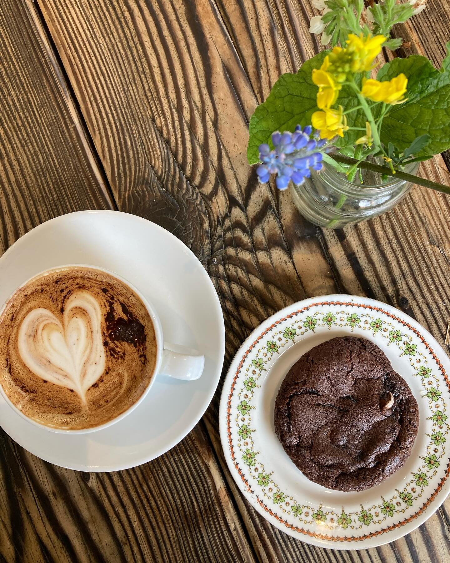 Mini egg choc - the perfect coffee &amp; cookie combo 🐇🌷🥚🐣🪻🪺 

#easterhols #marchweather #wednesday #platformcafe #coffee #cakes #warmyourcockles