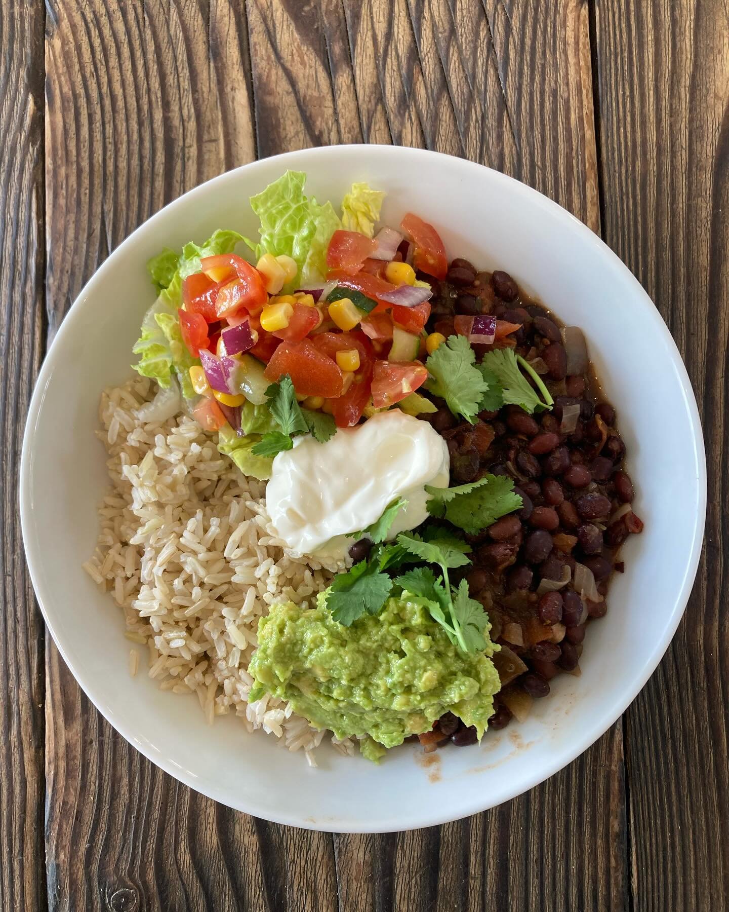 Black bean rice bowl with guacamole &amp; sweet corn salsa 🥑 Midweek energy boost at the Platform. 

#veggie #vegan #lunch #planbased #lcalcafe #homemade #homegrown #kombucha #cakes #coffee #community #loughboroughjunction
