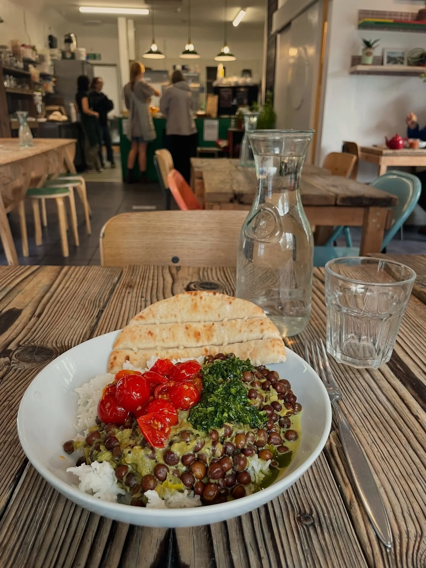 Lunch today: black chickpeas and coconut curry with roasted tomato and flatbread.
Don’t worry if you missed it today, we’ll have it on the menu tomorrow - perfect for a rainy day.
#curry #vegetarian #lunch #cafe #food #lambeth #brixton