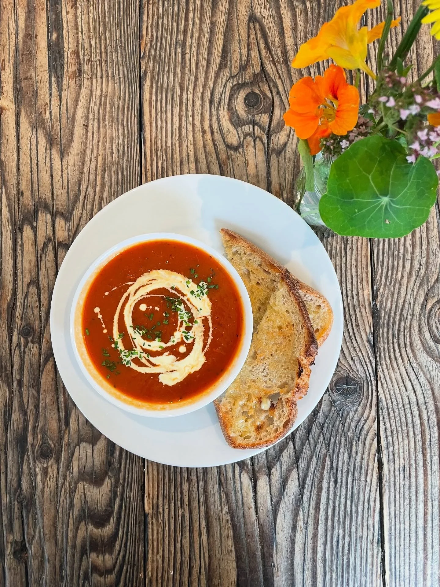 On the menu this week: roasted tomato, pepper and thyme soup, and vegetable lasagne with garlic flatbread and salad.
Perfect for whatever the weather is doing π¦οΈ 
#lunch #soup #lasagne #vegetarian #food #cafe #brixton #camberwell #loughboroughjunc