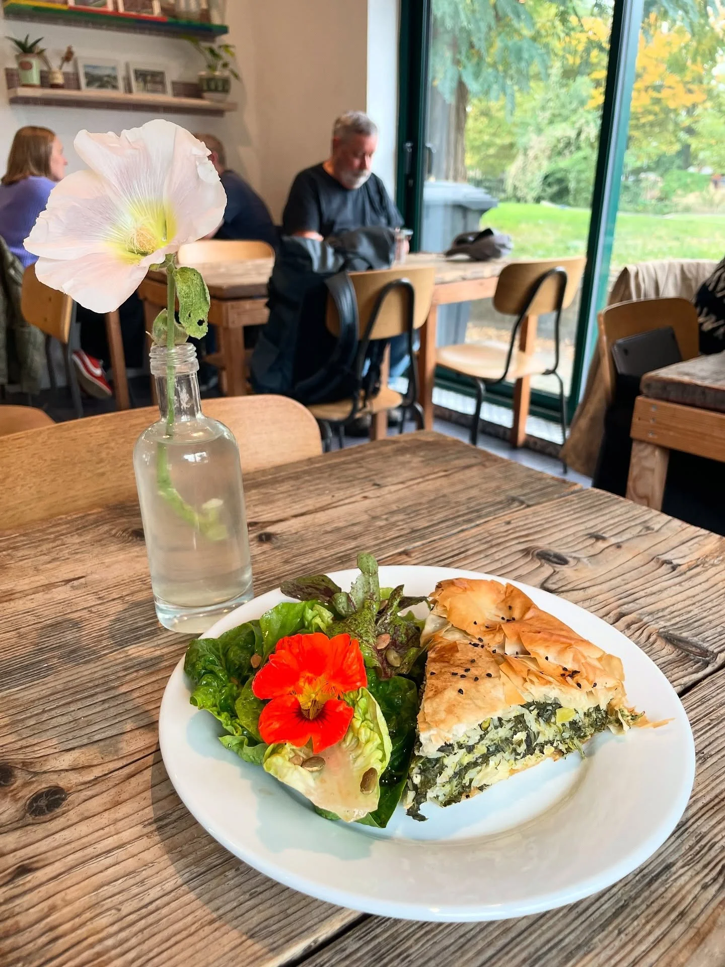 Courgette, spinach & feta filo pie with green salad π₯ 
#lunch #food #vegetarian #cafe #brixton #camberwell #loughboroughjunction #sw9