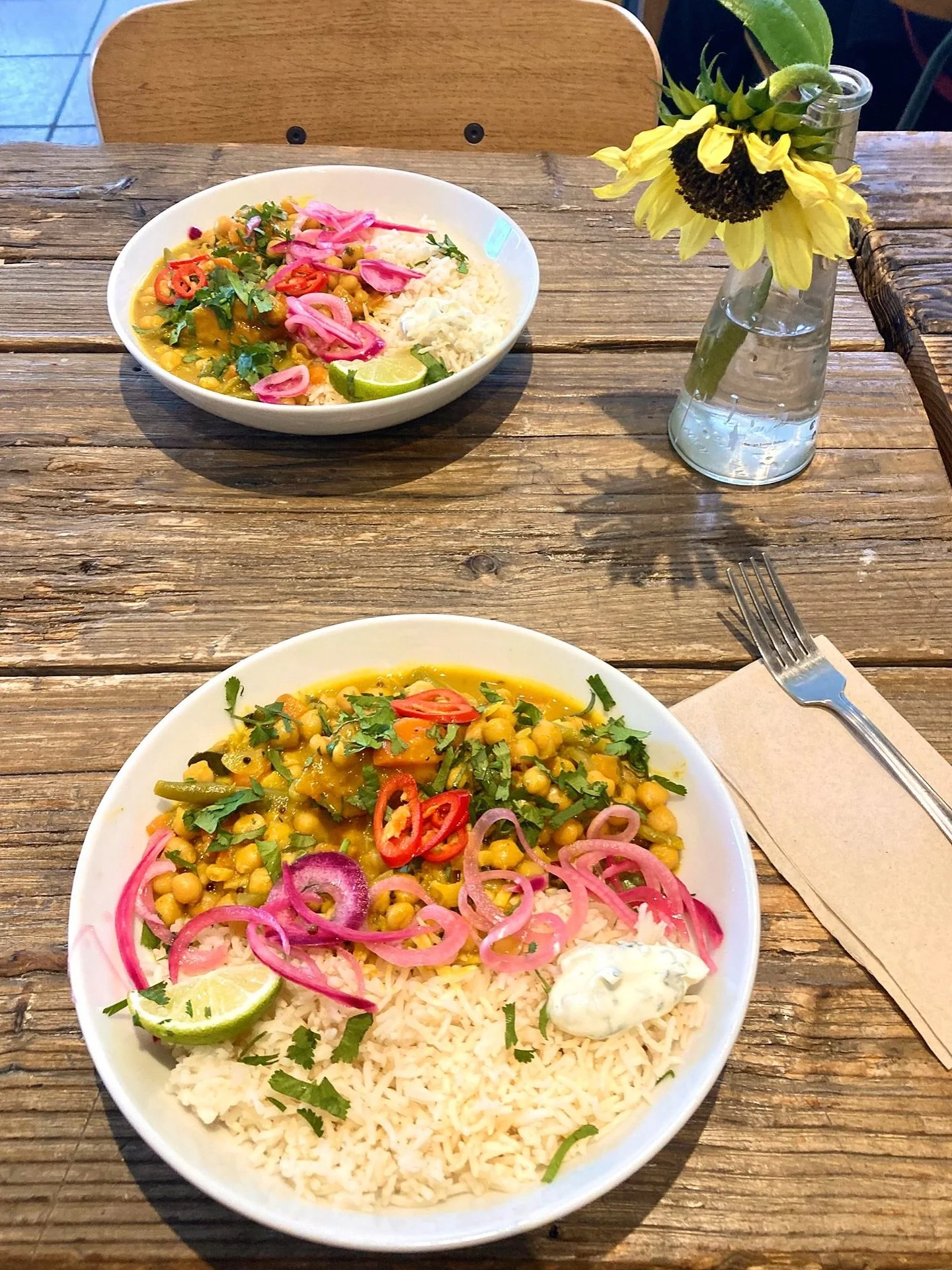 Pumpkin, green bean and chickpea curry with all the trimmings - warming autumn dish to enjoy here or take away π
#pumpkin #autumn #vegetarian #curry #plantbased #cafe #lunch #brixton #camberwell #loughboroughjunction