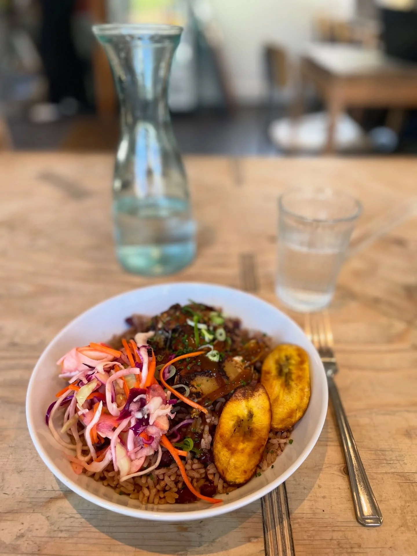 Sweet and spicy jerk cauliflower with rice and peas, slaw and plantain 🍴 

#lunch #cafe #meal #brixton #loughboroughjunction