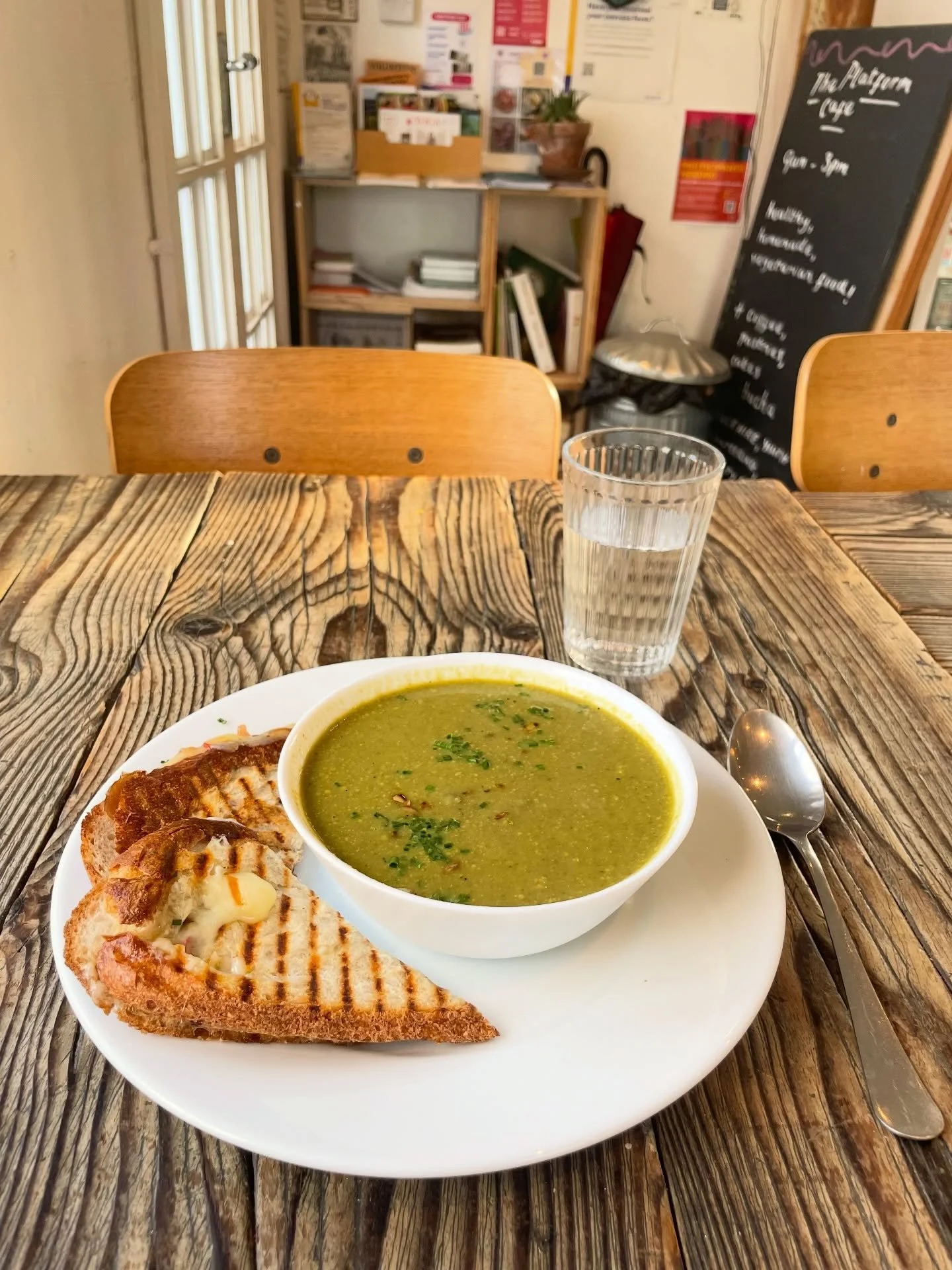 Warming and full of goodness: kale &amp; broccoli soup - add bread and butter or a mini toastie 🥣 

#soup #lunch #healthy #brixton #loughboroughjunction
