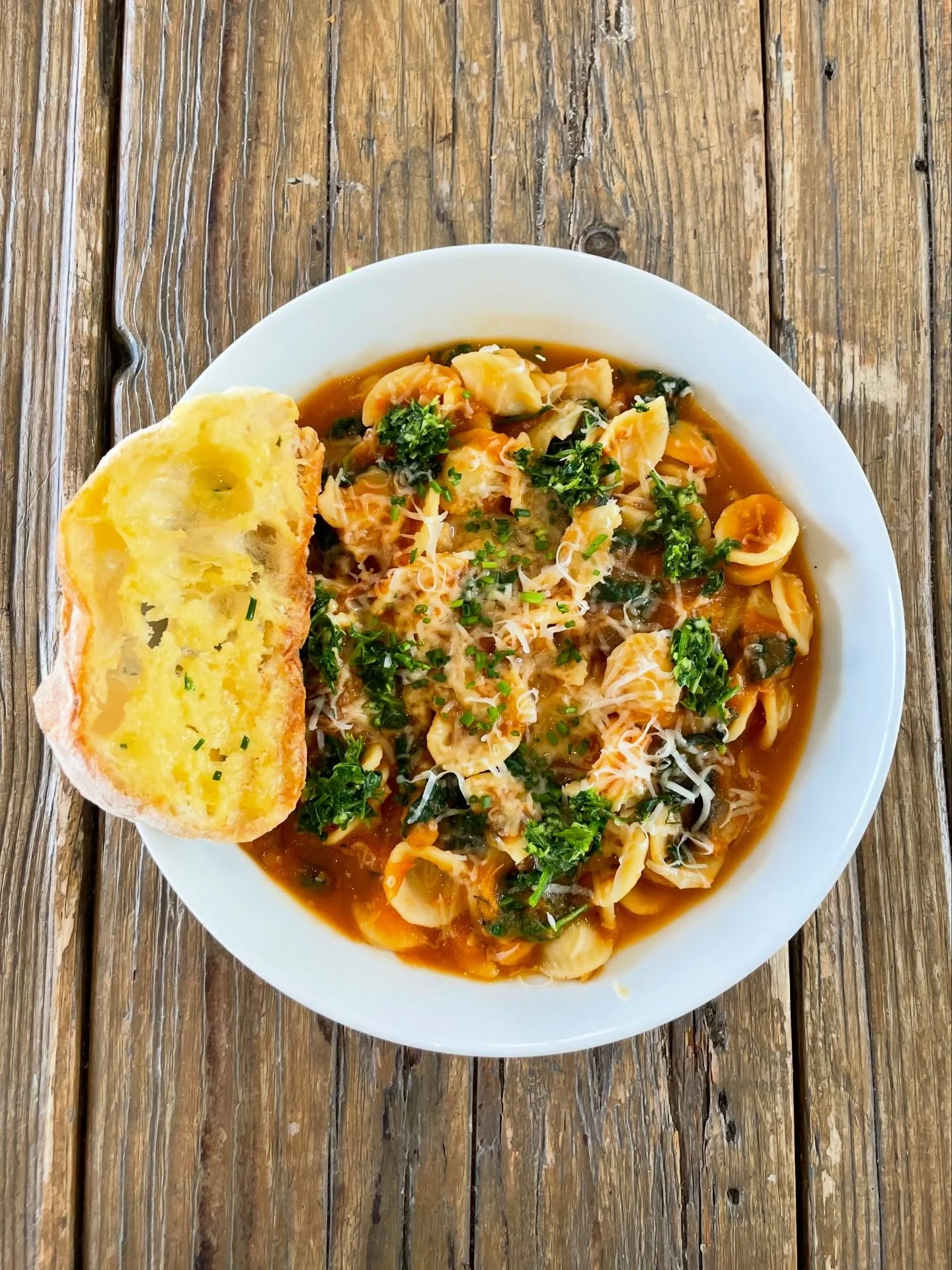 Pasta with tomato &amp; mushroom rag&ugrave;, cavolo nero, gremolata, parmesan &amp; garlic bread 🍝 

#lunch #cafe #vegetarian #brixton #camberwell