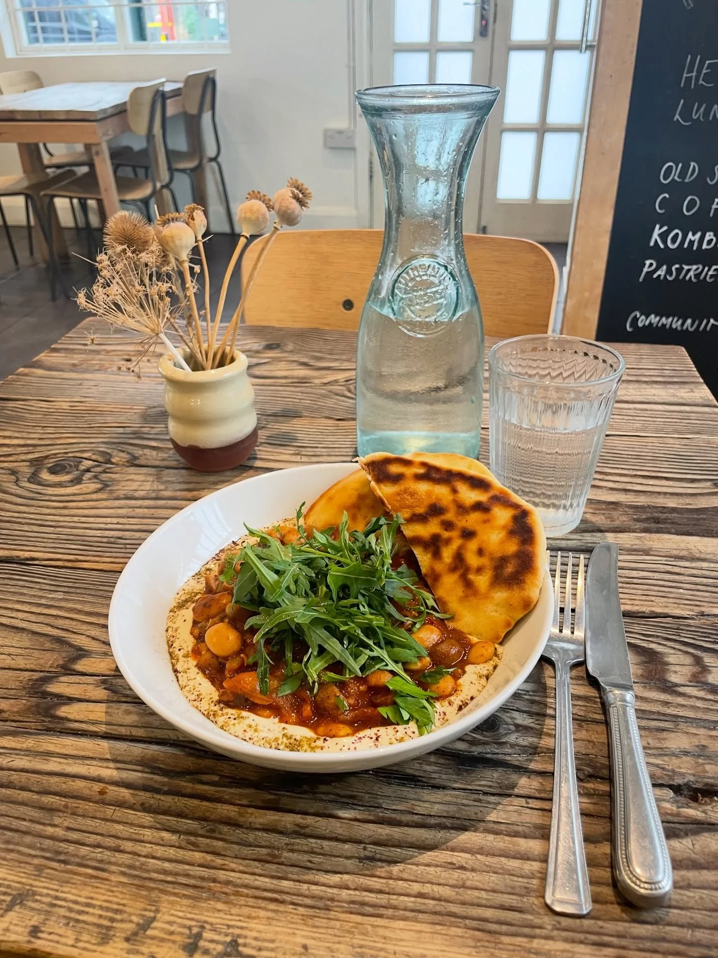 🍴 Butterbean and mushroom stew with homemade flatbread and tahini yogurt 

#vegetarian #lunch #food #brixton #camberwell