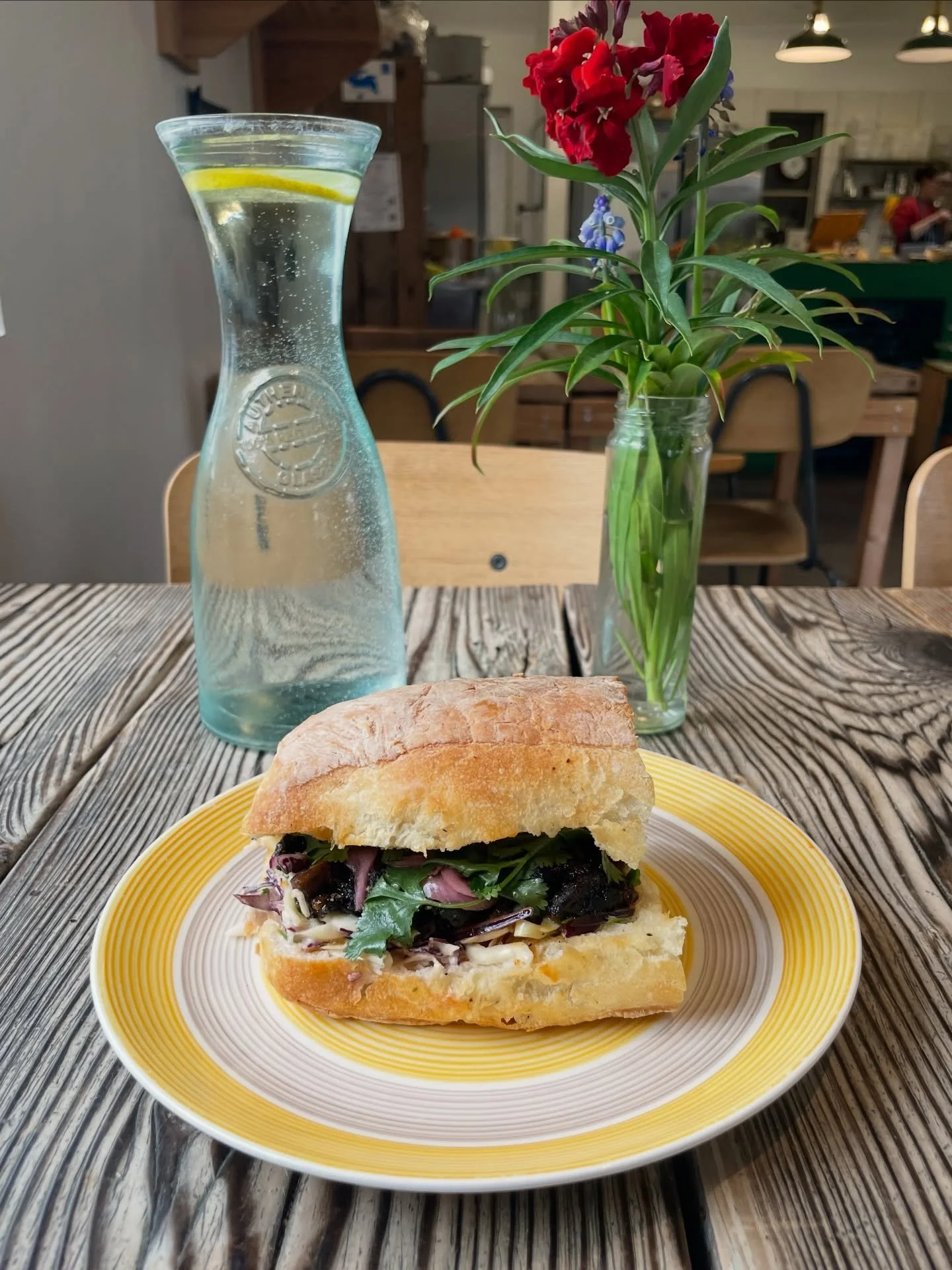 Sweet chilli crispy mushroom banh-mi 🥪 

#lunch #sandwich #vegetarian #cafe #loughboroughjunction