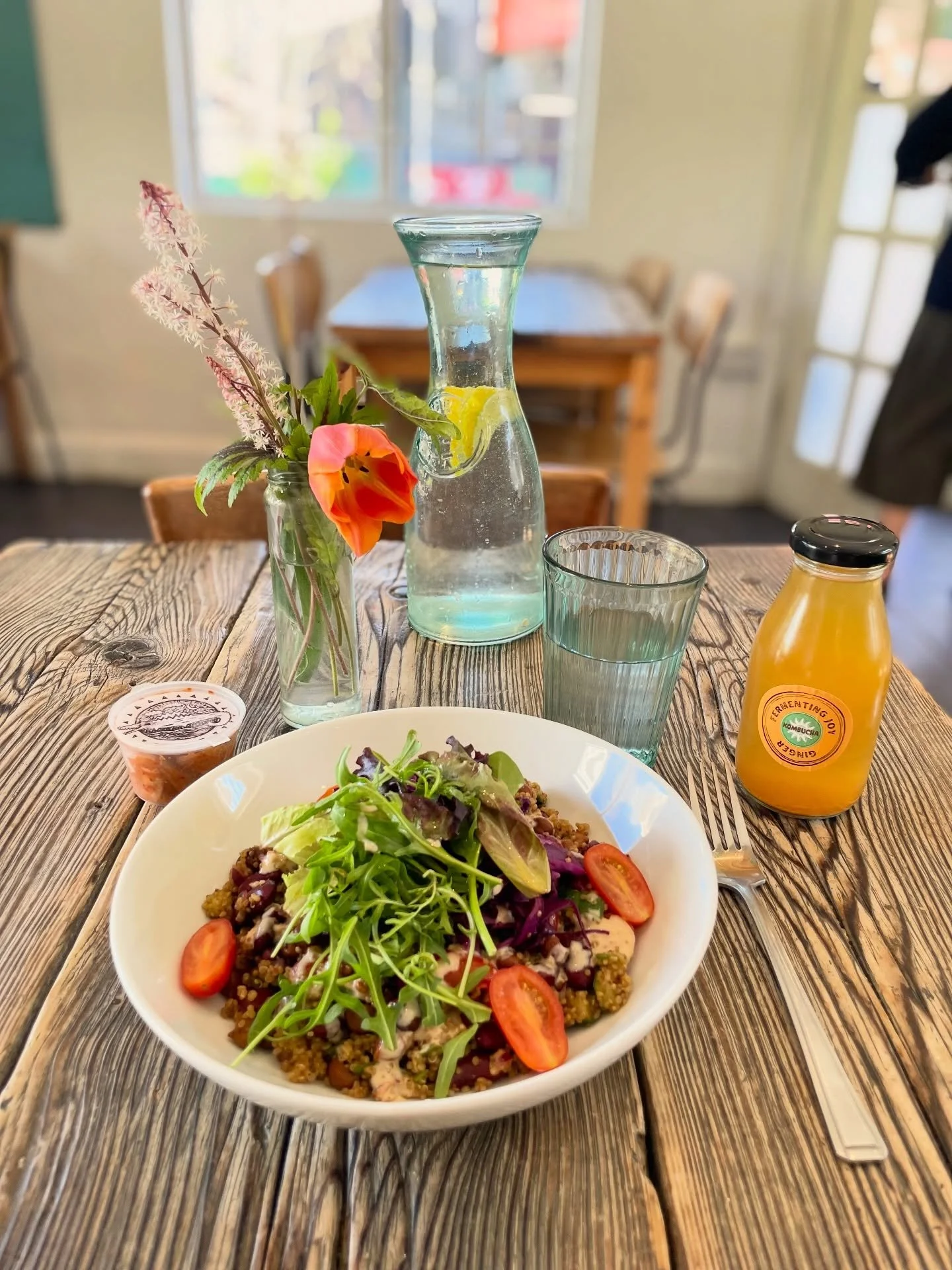 On the lunch menu:

🥗 Quinoa and mixed bean salad with tahini garlic dressing

🥪 @fermentingjoy kimchi and cheddar toastie or roasted aubergine and hummus with olive, tomato and cucumber salad ciabatta 

🥣 Sweet potato and leek soup 

#lunch #cafe