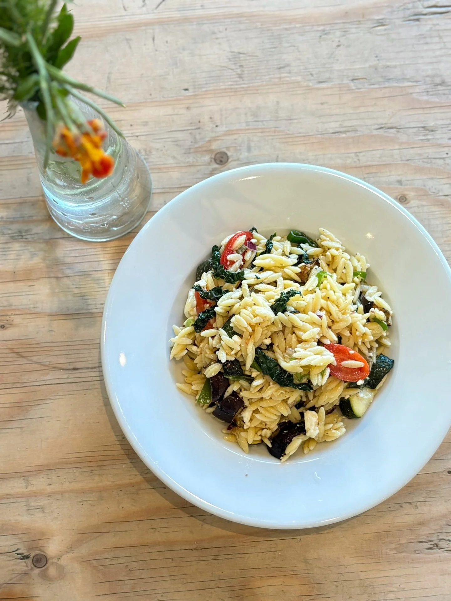 On the lunch menu:

🥗 Orzo feta salad with courgette, cavolo nero and tomato 

🌶️ Falafel flatbreads with red pepper sauce and rocket 

 🍄&zwj;🟫 Sweet chilli king oyster mushroom banh-mi 

🥪 Tomato, pepper and mozzarella toastie

🥣 Mushroom sou