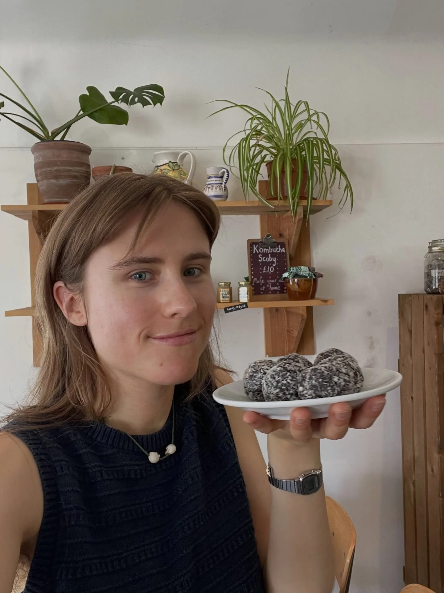 We made energy balls! The perfect refined sugar&ndash;free snack made with dates, almonds, vanilla, orange, cocoa powder and desiccated coconut. 🍊🥥

#food #cafe #nutritious #homemade #brixton
