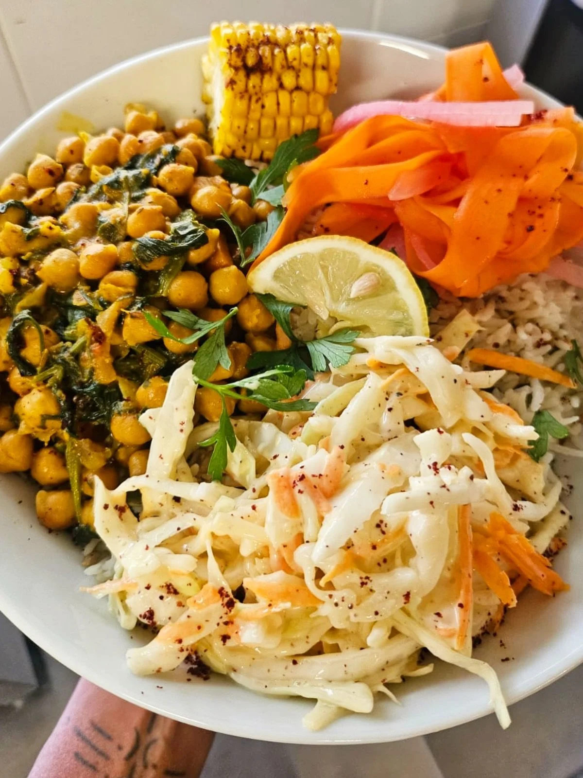 On the menu this week 🍴

🍚 Rice bowl: seeded rice, carrot &amp; red onion pickle, corn on the cob, chickpea &amp; spinach coconut curry, and coleslaw

🧀 Cheese plate: smoked scamorza &amp; Baron Bigod cheeses with fruit and veg

🍄&zwj;🟫 Mixed br