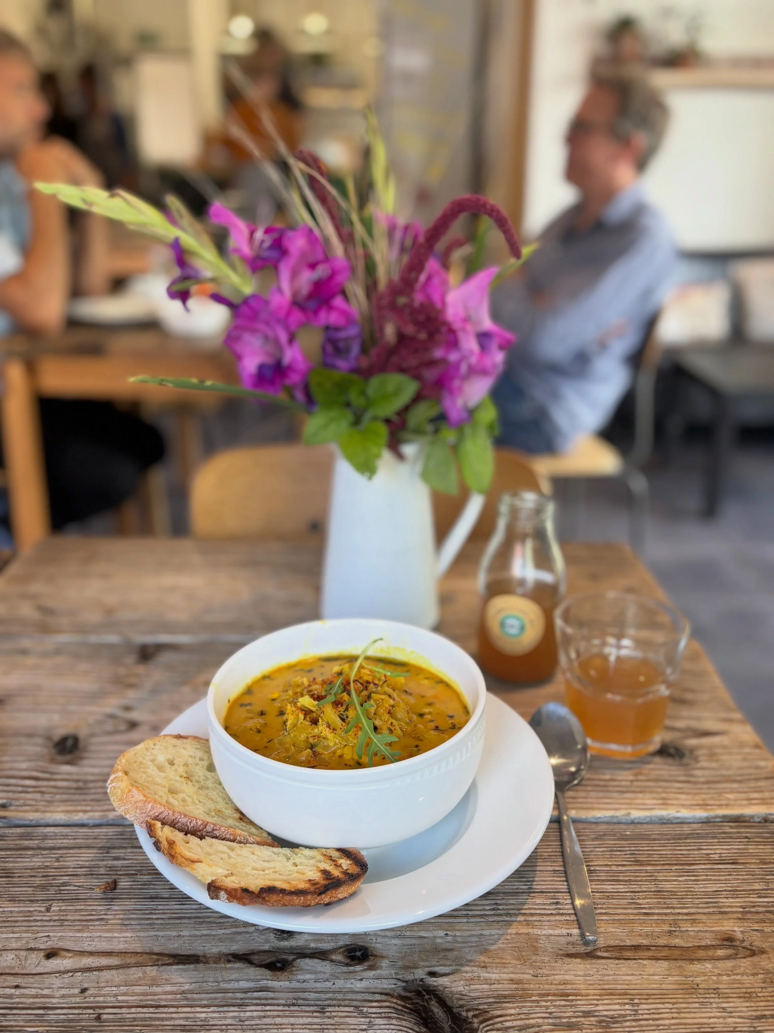 Golden soup to welcome in autumn 🍁 🥄 

Corn, cabbage, chickpea, carrot &amp; coconut with sourdough toast - all vegan 🌱 

#soup #autumn #lunch #vegan #brixton