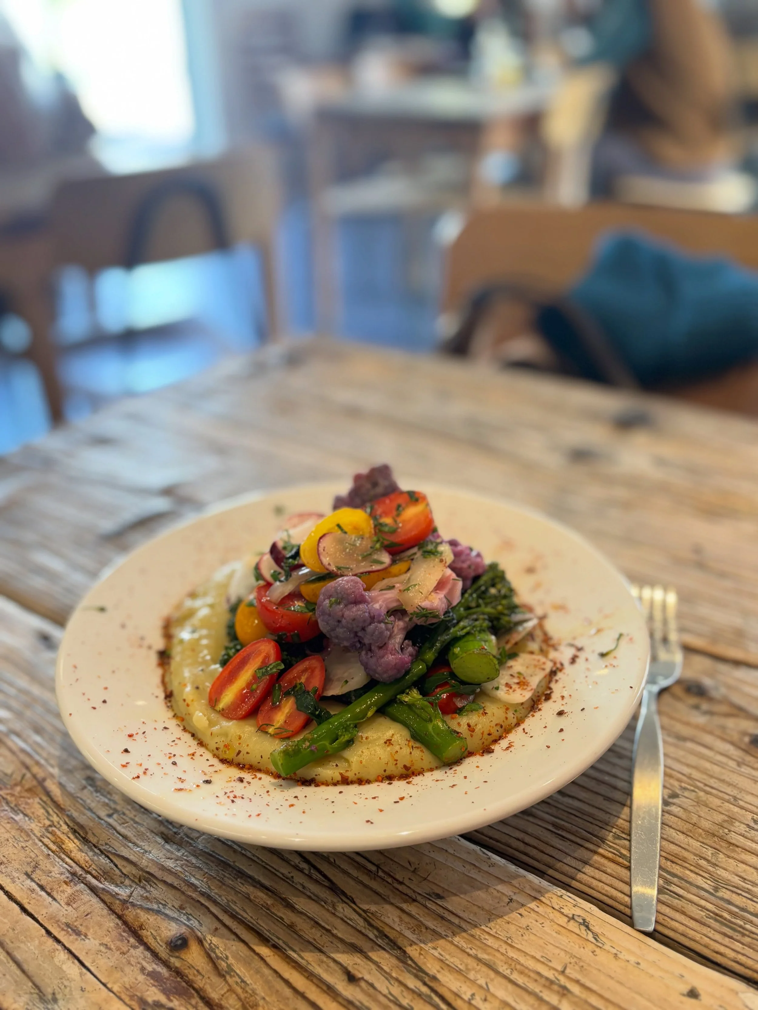 Plantain &amp; potato mash with purple cauliflower, broccoli &amp; salad 🌈 

#lunch #food #plantbased #cafe #southlondon