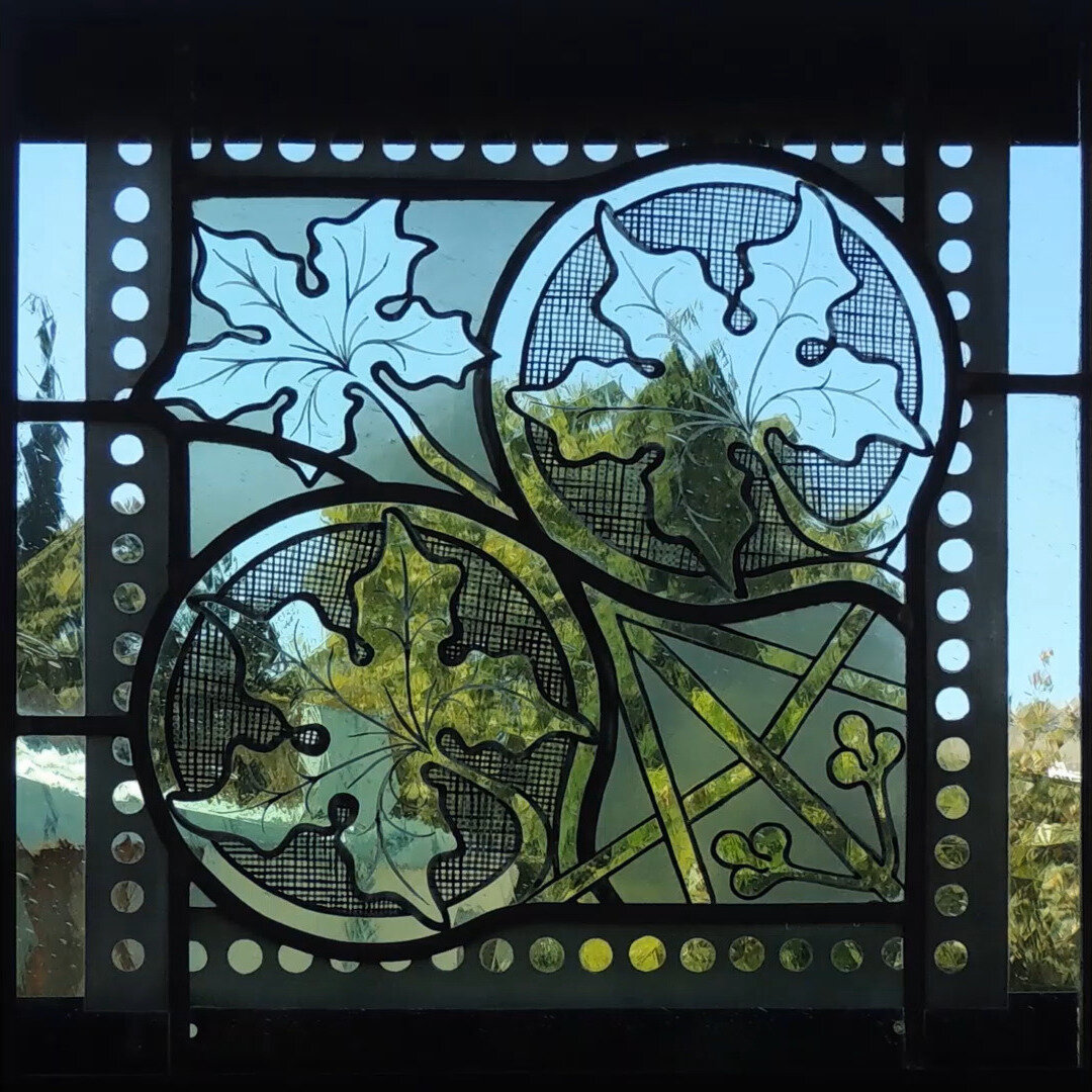 I made this #stainedglass panel by adapting one of the thirteenth-century ornamental #grisaille designs from #AltenburgAbbey which glazes the choir. It was made as part of an exhibition here in #Udine where I wanted to show (some of) the range of sty