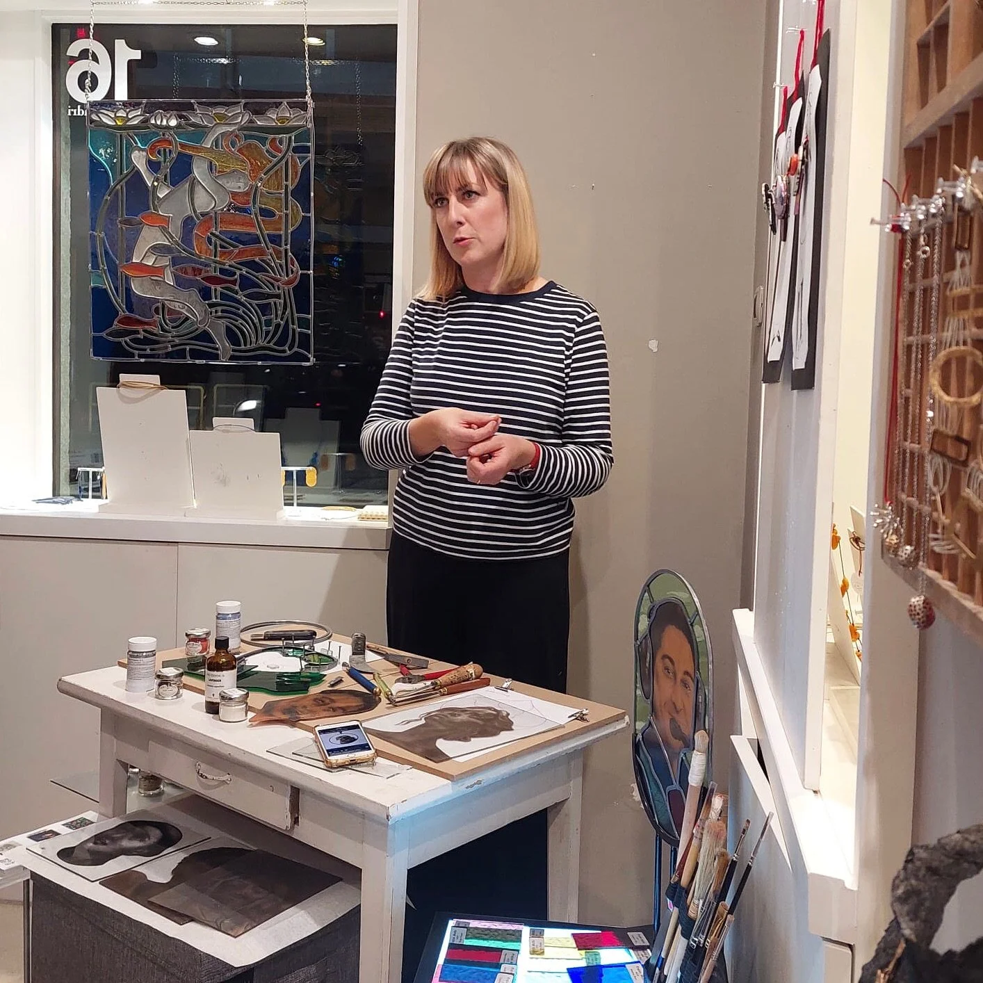 🇮🇹Evviva, ce l&rsquo;abbiamo fatta! Con @16metriquadri_udine ho presentato la mia nuova opera in vetrate e ho fatto una dimostrazione di taglio e assemblaggio del vetro con piombo.
Spero davvero che l&rsquo;audio del video sia disattivato, cos&igra