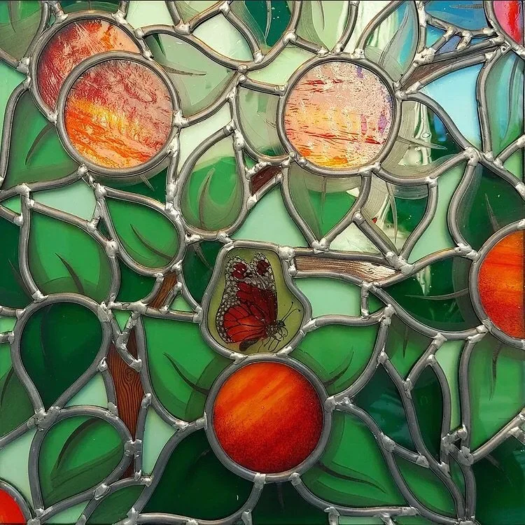 I love the photos taken by @16metriquadri_udine of my stained glass in reflected light! 🫶🏻
#botanicalart #natureart #chestnutleaves #horsechestnut #ippocastano #autumnart #organicdesign #naturallight #stainedglasspanel #arteinvetrata #vetrata #vetr