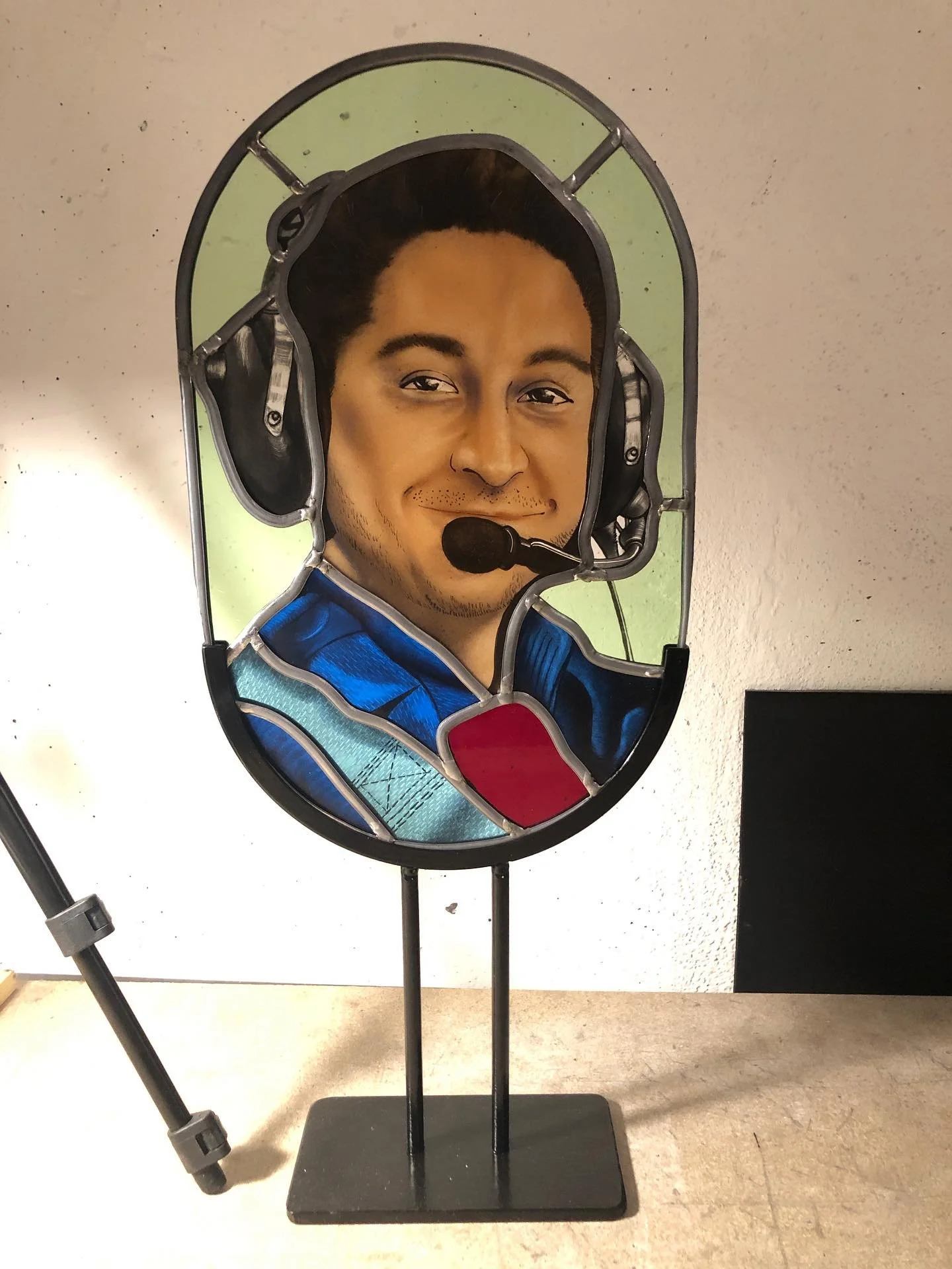 The finished stained glass portrait ✨
Creating this piece felt like a real turning point &mdash; capturing a pilot&rsquo;s spirit in glass was both a challenge and a joy. 💙
What detail draws your eye first? 👀
#stainedglassart #glassart #glasspainti