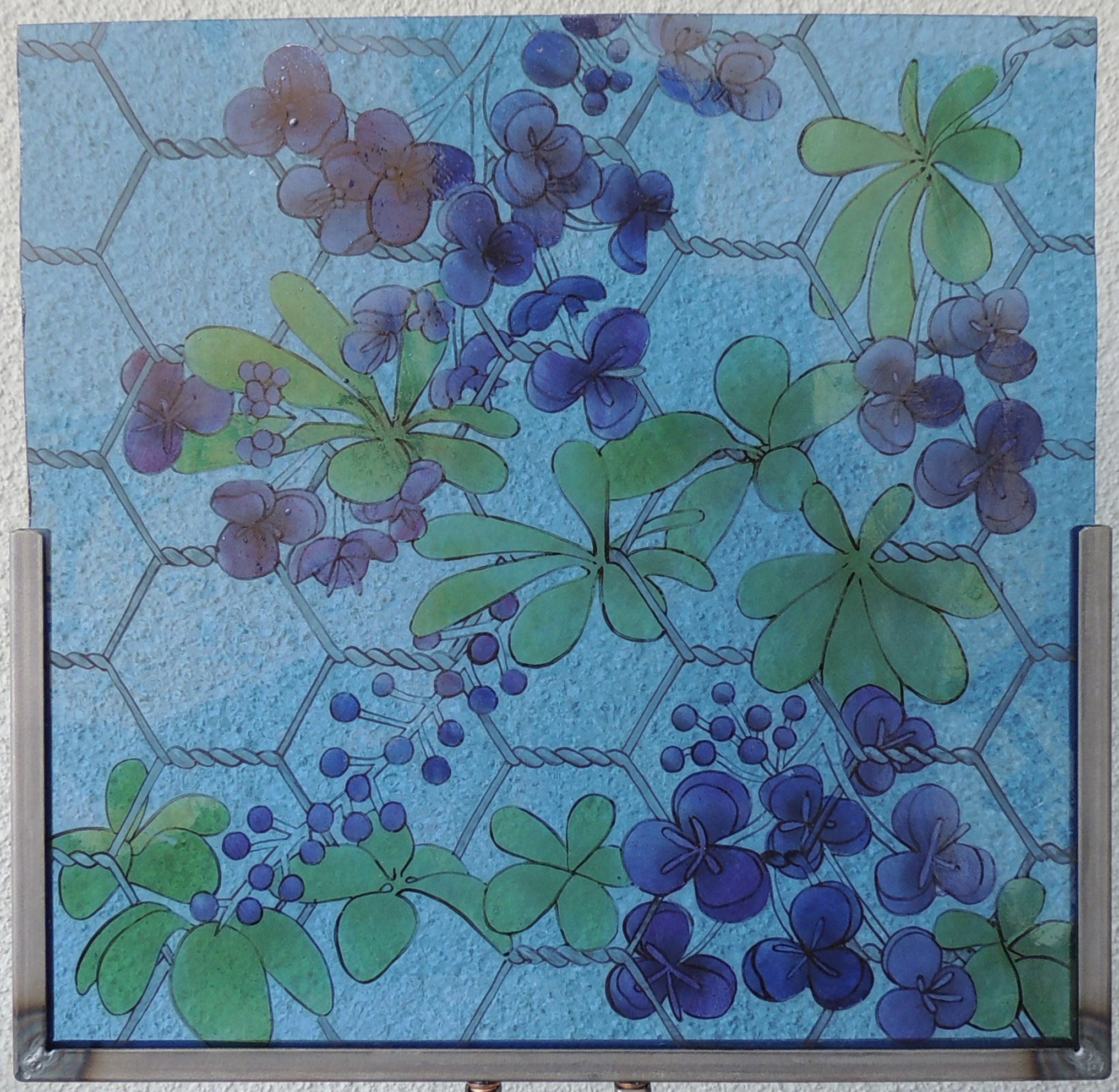 Chicken wire and Akebia Quinata hand-painted stained glass. Filo di pollo dipinto a mano vetrate artistiche, vetro colorato, Charlotte Roden