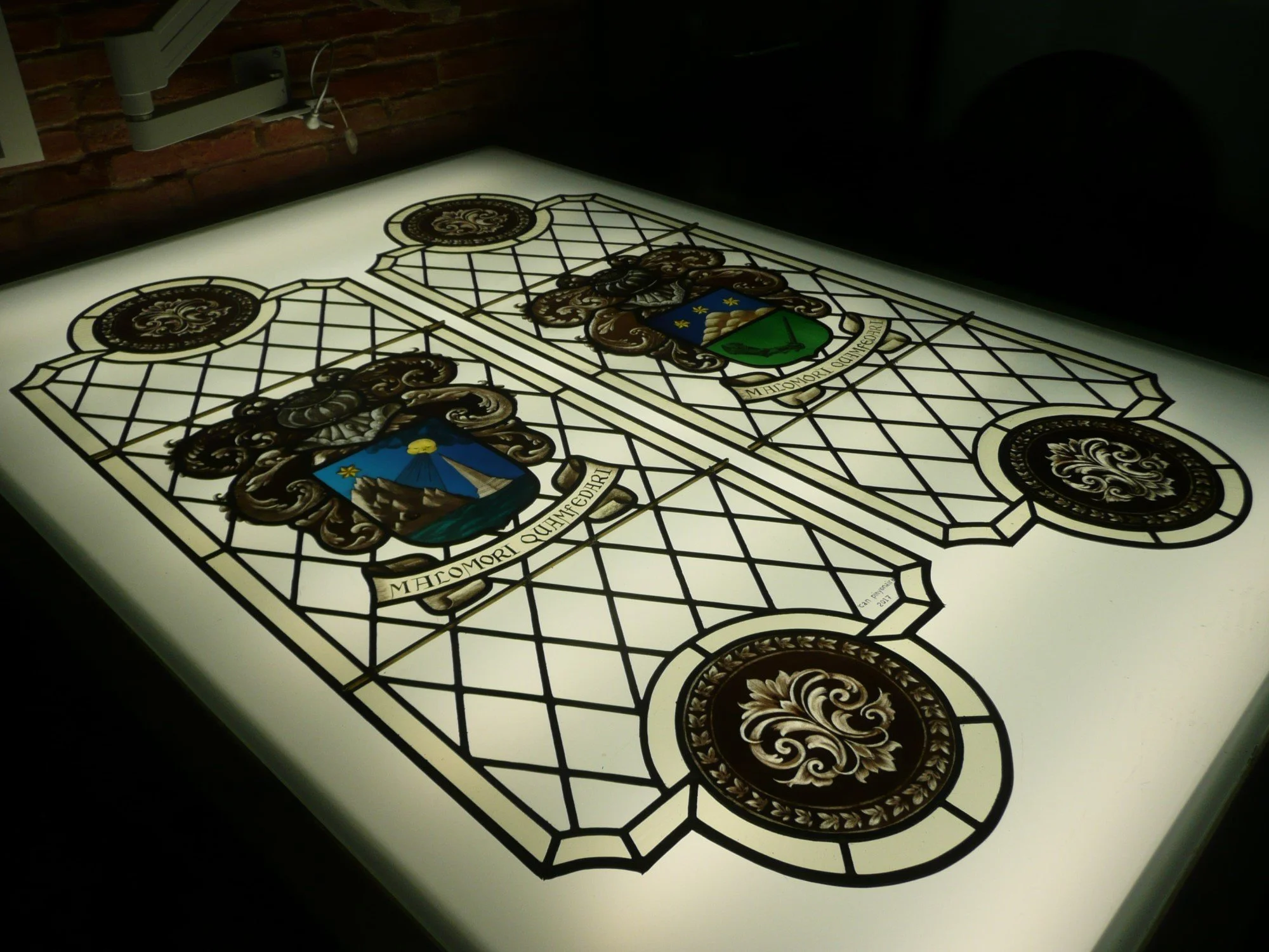 Montseny, Barcelona. Traditional stained glass with heraldry. Vetrate artistiche tradizionali con araldica. Charlotte Roden, Udine, Friuli Venezia Giulia FVG, Italia.