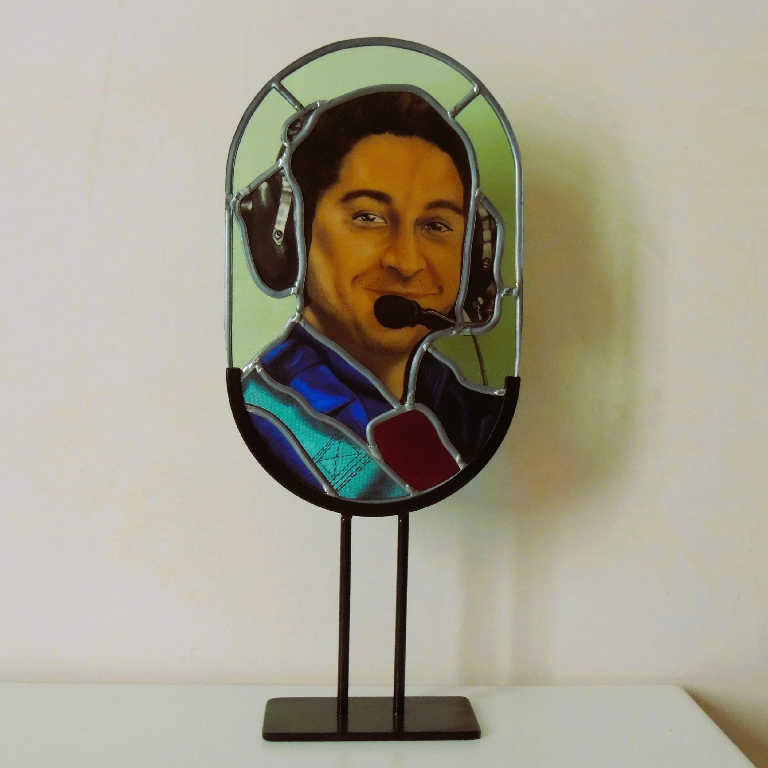portrait of a pilot, stained glass, light catcher pendant. ritratto di Una pilot, vetro colorato, luce, ciondolo, vetrate artistiche, Charlotte Roden