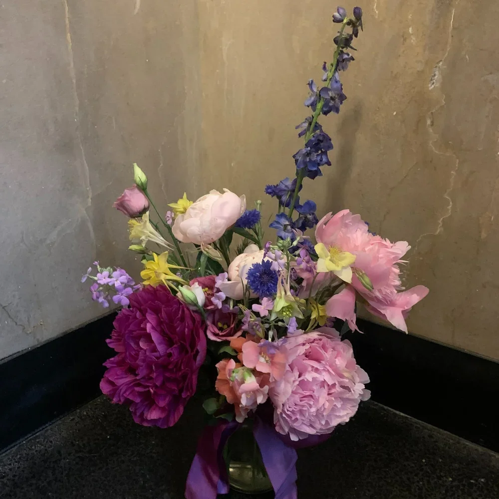 flowers-in-corner-floral-design-nyc-valentina-spalten.webp