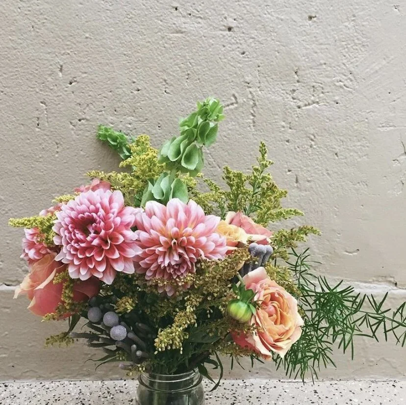 vase-against-wall-floral-design-nyc-valentina-spalten.webp