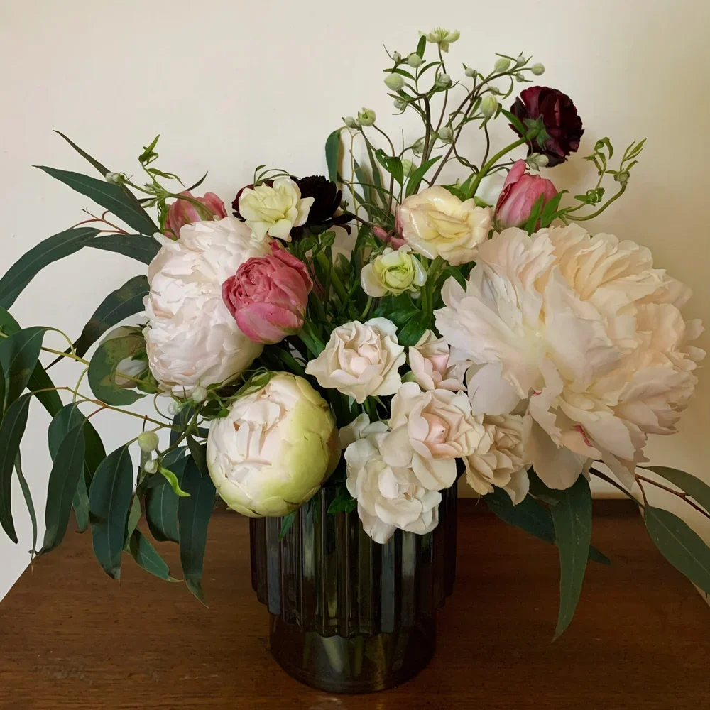 vase-on-wooden-table-floral-design-nyc-valentina-spalten.webp