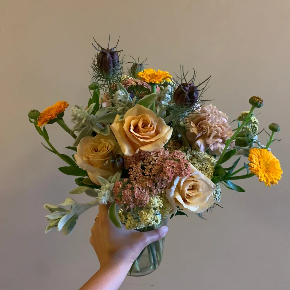 handheld-vase-floral-design-nyc-valentina-spalten.webp