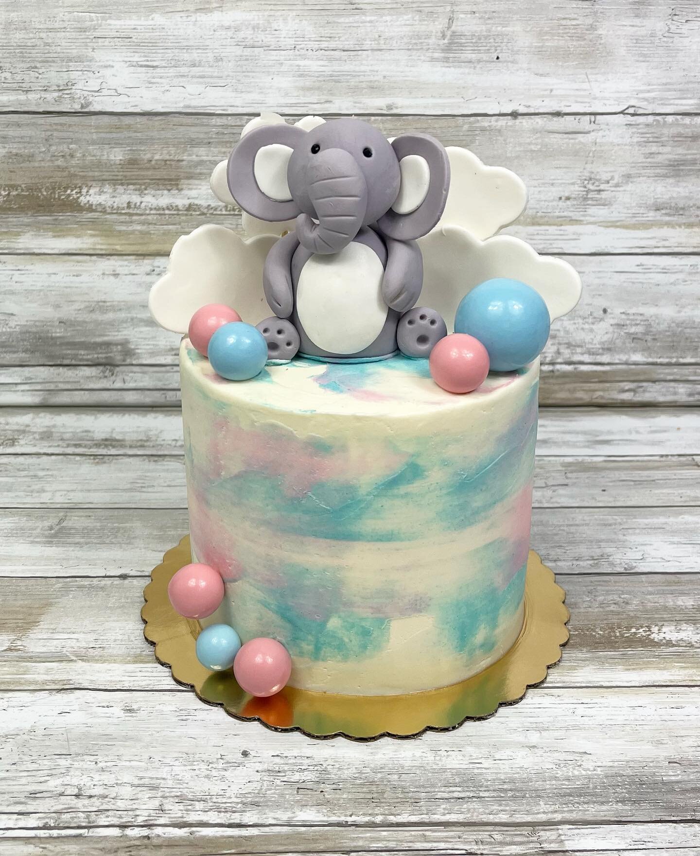 Sweet gender reveal cake..
.
#posh #poshcakes #parker #parkercolorado #elephantcake #genderrevealcake #babyshowercake #denverbakery #instacake #babycakes