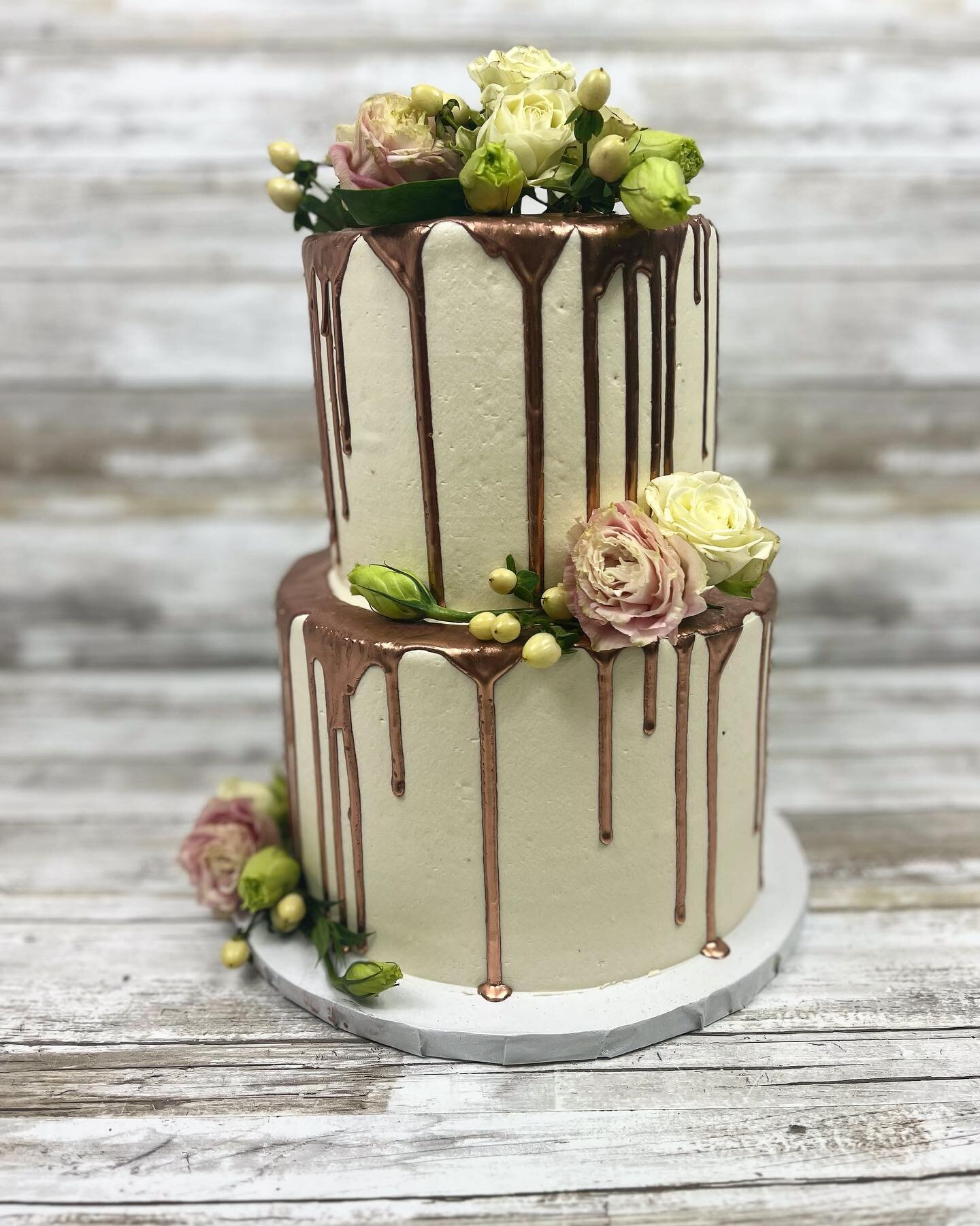 This sweet wedding cake with a bronze drip and fresh flowers made my week! 
.
#posh #poshcakes #parker #parkercolorado #weddingcake #coloradowedding #highlandsranchmansion #cakes #cakeartist #artisanbakery