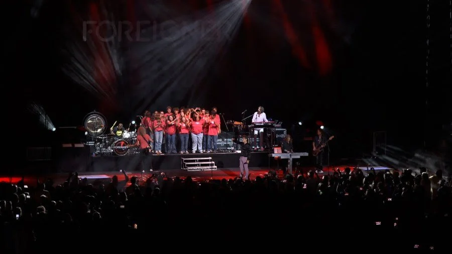 Memorial High School choir performs with Foreigner