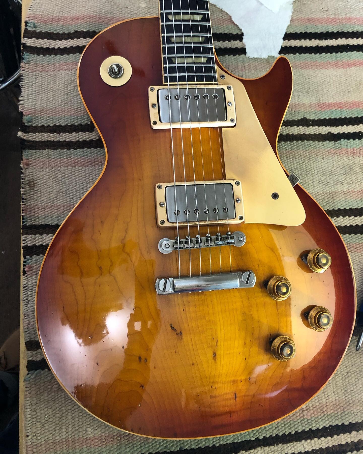 @vintagerareguitars in Bath recently asked me to perform a light cleanup on this uncirculated one owner #1959lespaul from South Africa. Under several decades of grease and grime the finish remained ultra glossy and check free. The original colour ret