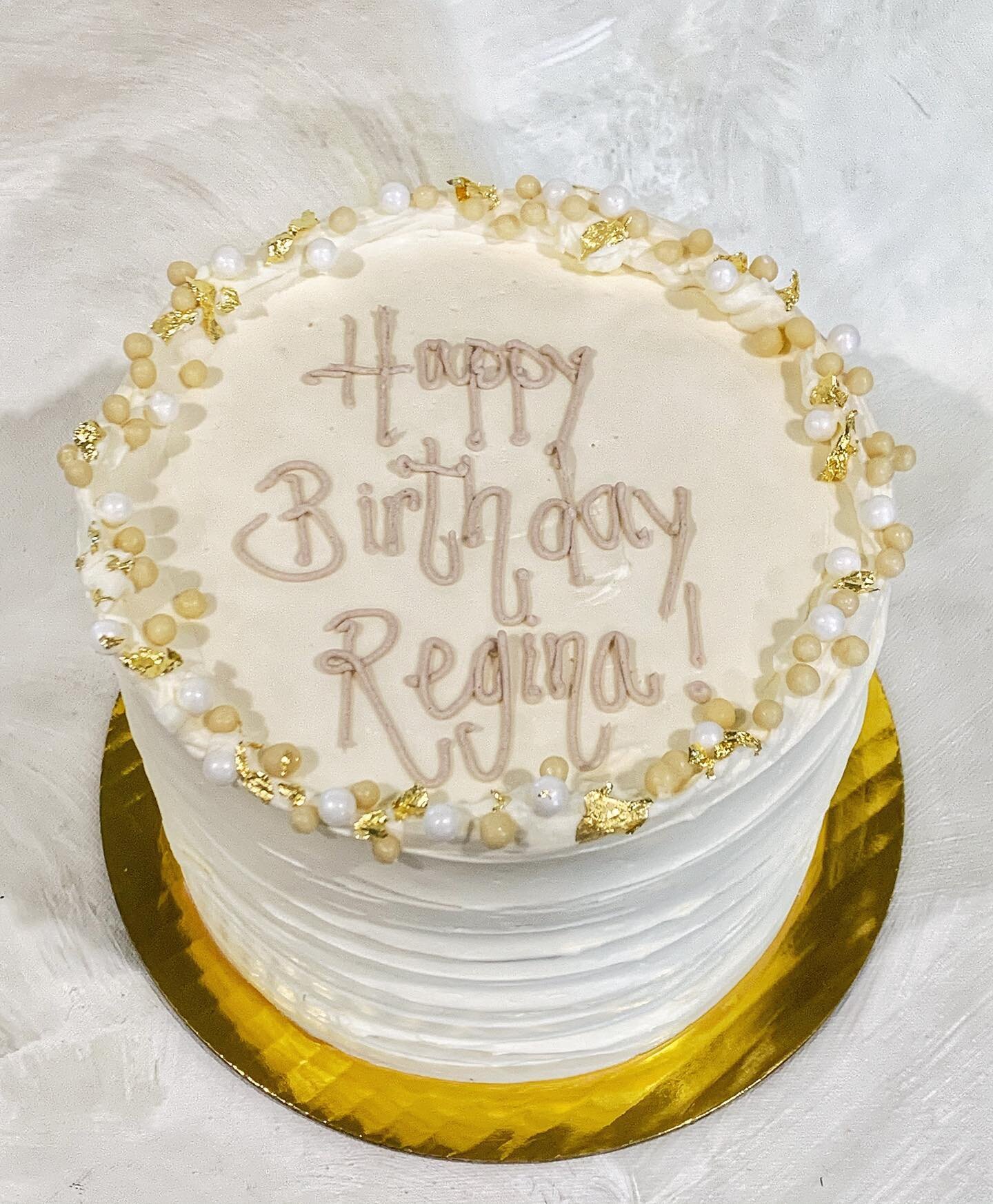 This neutral beauty stole my heart. 😍 

What&rsquo;s your favorite color family?

#dmvcakes #dmvbaker #dmvpastrychef #birthdaycake #cakesofinstagram #neutralcake #beigecake #goldleaf #colorfamily #latinaowned #smallbusiness #dmvsmallbusiness #butter