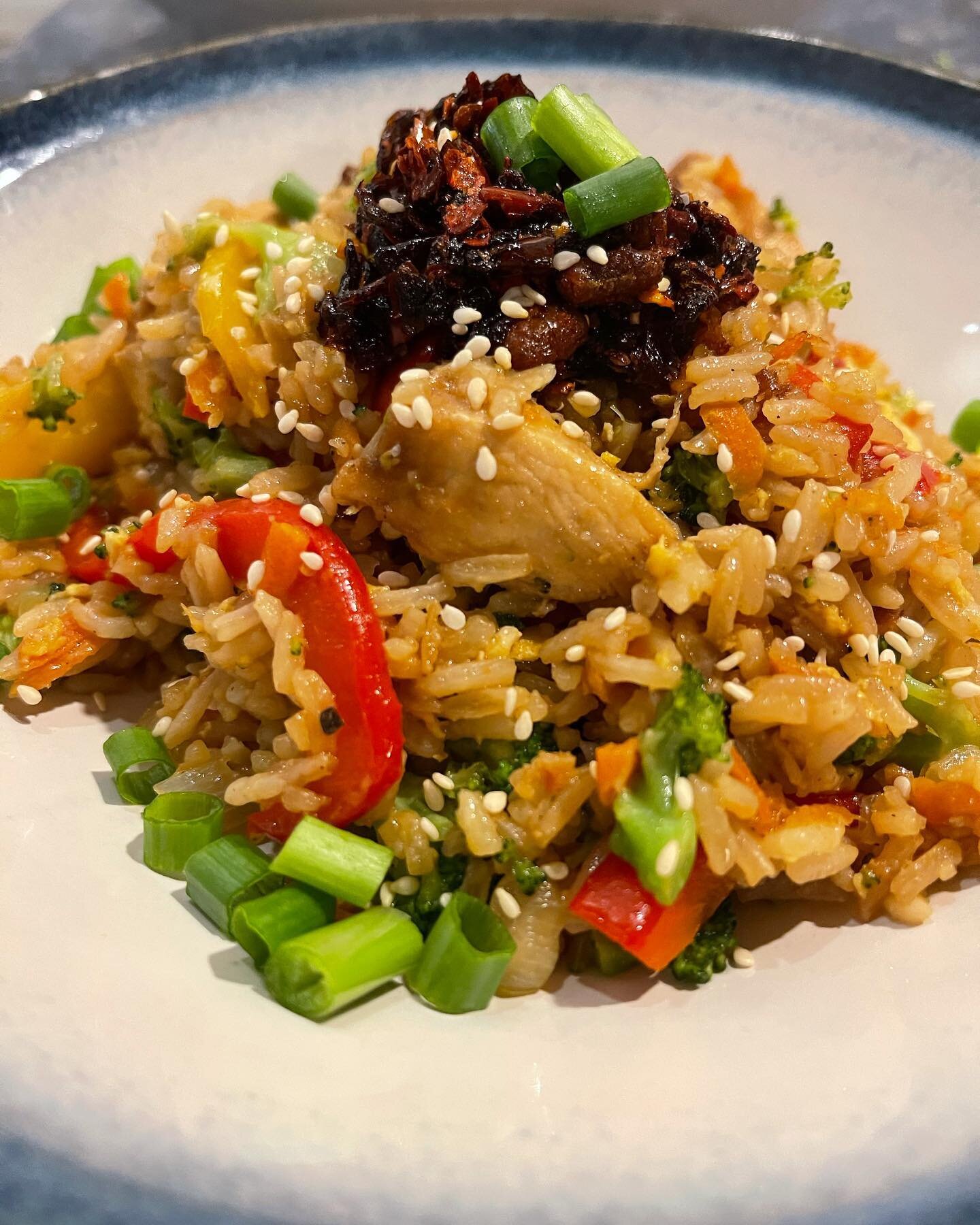 Crispy Fried Rice With Chicken 🤤 I take marinated chicken and my favorite veggies and pair them with a super crispy fried rice. Make your rice 1-2 days ahead of time and keep in your fridge. This makes for a better and crispier fried rice...not to m