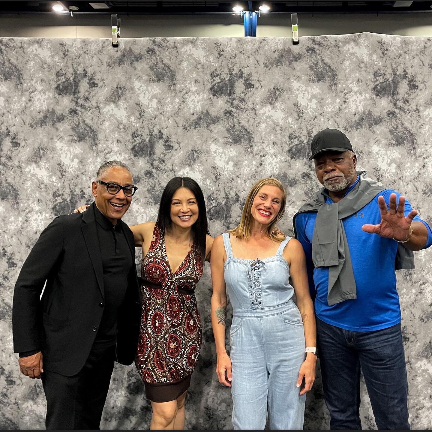 What an amazing weekend at @houstoncomicpalooza with @mingna_wen @carlweathers @thegiancarloesposito I love the con community! 🙏🏻💙 #thisistheway #photodump 
Ps&hellip;.that beautiful prom picture is one of my agents and his boss girlfriend 😂 You 