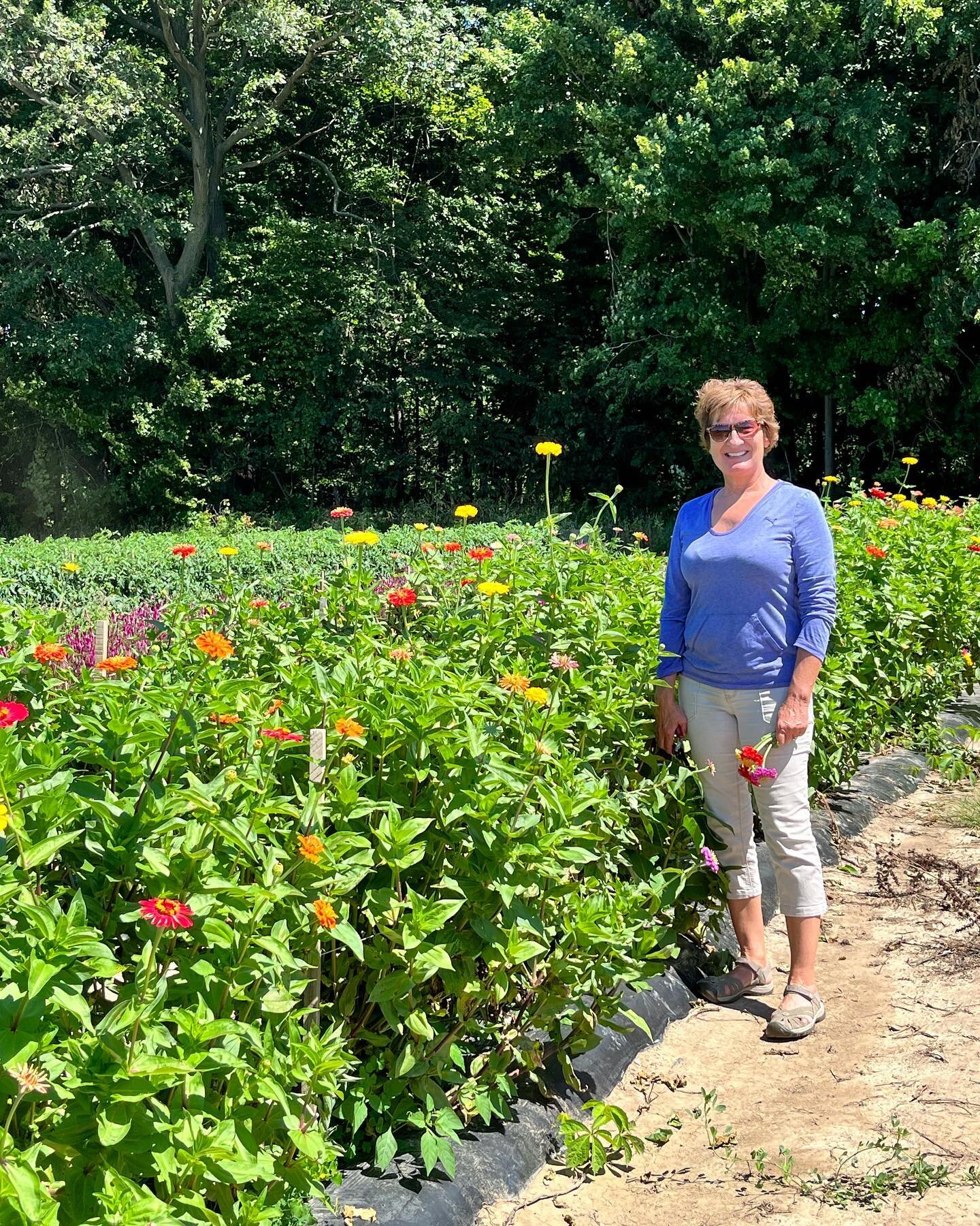 What a beautiful day on the farm to pick a few flowers, blackberries, peaches and tomatoes ❤️