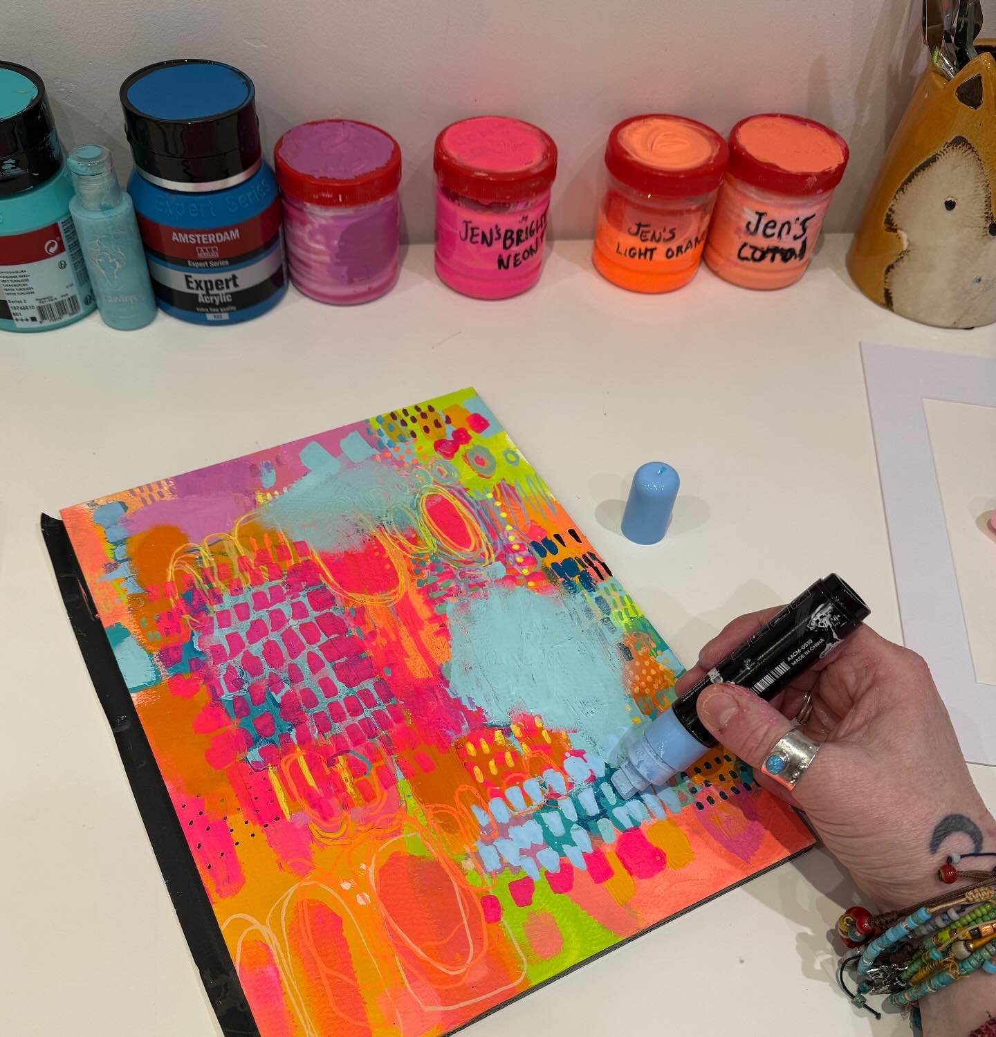 ... what I'm currently working on in my studio, a really bright painting which is just bringing joy to my creative little heart every time I sit down to paint 🌈🎨

#abstractpainting #abstractart #abstraction #mixedmedia #abstractartist #artstudio