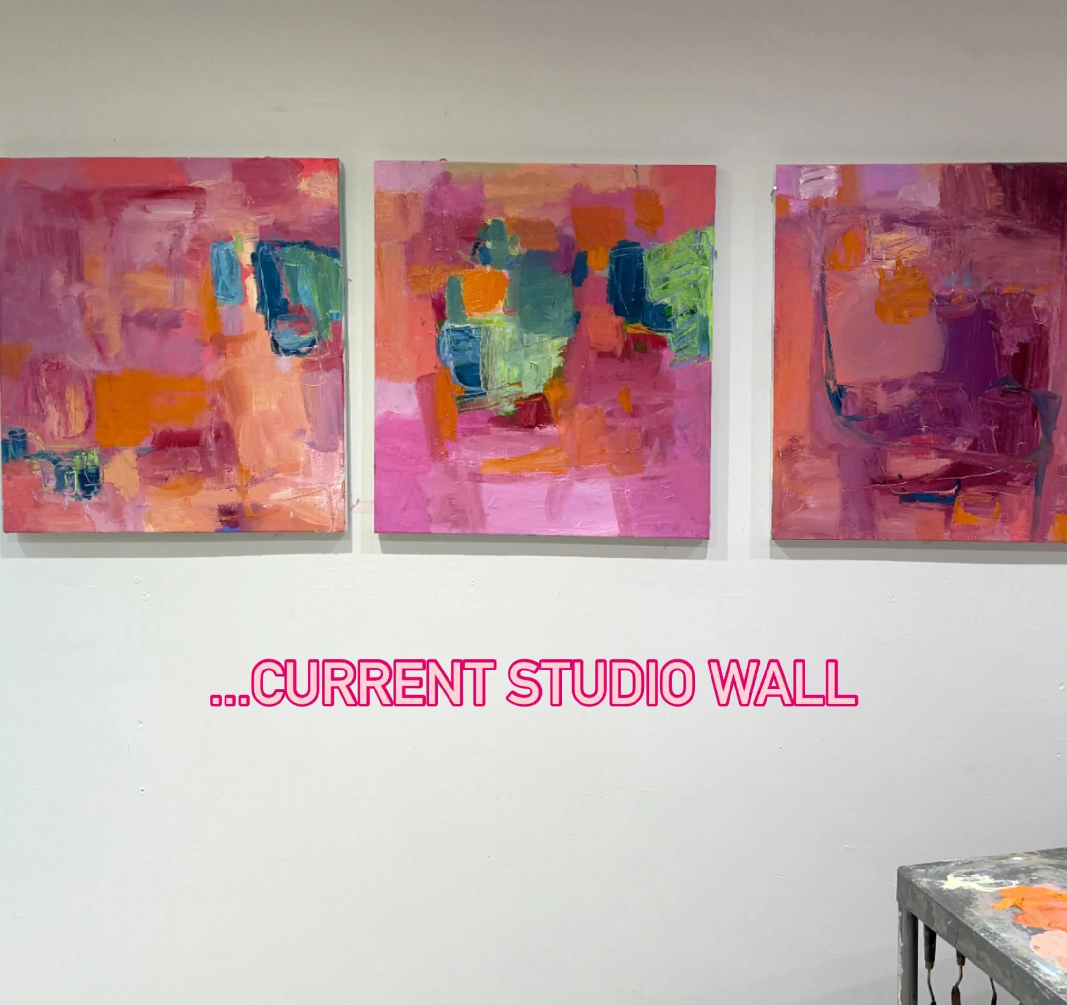 State of play as I shut my studio door for the day. I'm slowly building up the layers, trying not to get too fixated on any one small area at this stage. Just trying to keep free with gestural marks, without fear or hesitation. Letting my hand, my ey